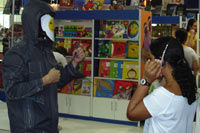 Johnny Online with a young girl reader at the Sao Paolo bookfair, Brazil edition launch (Hibridos), August 24 2008